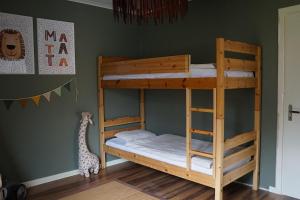 Ένα ή περισσότερα κρεβάτια σε δωμάτιο στο Renovated Lake view Retreat with Kayaks & Big Garden +44 φωτογραφίες