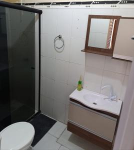 Un baño con inodoro, lavabo y ducha. en Pe no Centro, en Porto Seguro