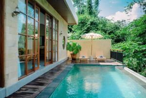 La pileta dentro o cerca de Nasa Place Ubud With Jungle View