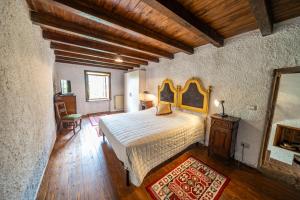 Rovere VeroneseVilla Storica immersa nella Natura Veronese的卧室配有一张大床和木地板