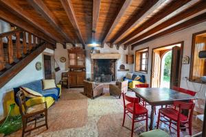 Rovere VeroneseVilla Storica immersa nella Natura Veronese的带桌子和壁炉的客厅