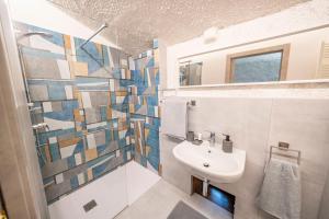 Rovere VeroneseVilla Storica immersa nella Natura Veronese的一间带水槽和马赛克墙的浴室 更多89张照片