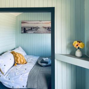 Postel nebo postele na pokoji v ubytování Harpers Huts + 11 fotografií