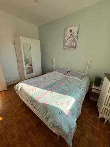 Ένα ή περισσότερα κρεβάτια σε δωμάτιο στο Bristol Manor joli f3 4pers en face thermes Neris