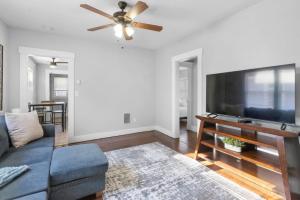 Μια τηλεόραση ή/και κέντρο ψυχαγωγίας στο Cozy Bedroom next to SCSU
