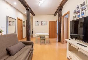 un salon avec un canapé et une table dans l'établissement Acogedor apartamento a un paso del Casco Viejo, à Bilbao