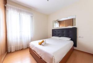 - une chambre dotée d'un grand lit avec un ours en peluche dans l'établissement Acogedor apartamento a un paso del Casco Viejo, à Bilbao