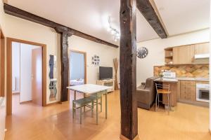 une cuisine et un salon avec une table et des chaises dans l'établissement Acogedor apartamento a un paso del Casco Viejo, à Bilbao