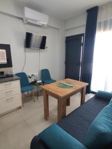 een woonkamer met een tafel en een bank bij Sunny Apartment in Ofrínion