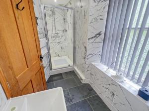 リントンにあるPenthouse Lynmouth Bayのシャワーとトイレ付きのバスルーム +19枚の写真