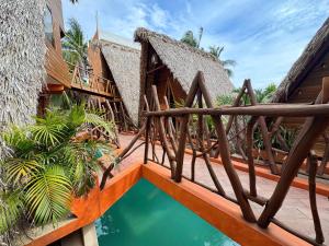 - un pont au-dessus d'une piscine dans un complexe dans l'établissement Aldea Kanaloa Hotel Puerto Escondido, à Brisas de Zicatela