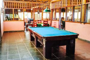 a pool table in the middle of a room at VELINN Hotel Fazenda Estrela da Serra in Santo Antônio do Pinhal