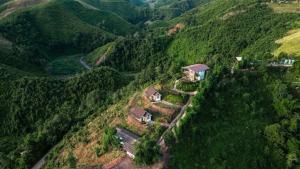 an aerial view of a house on a mountain at Baan Klangkao - บ้านกลางเขา สะปัน in Ban Huai Ti