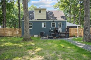 una casa blu con una recinzione e alberi di Family Fun! 2 Story Oasis and Pup Retreat Near RVA! a Richmond