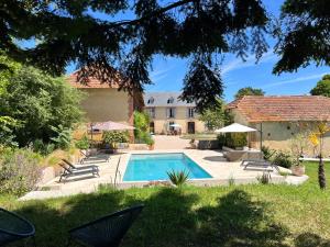 a house with a swimming pool in a yard at Maison de Haouret in Libaros