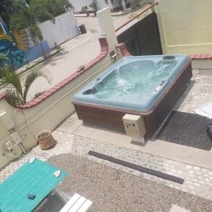 - un grand bain à remous sur le côté de la maison dans l'établissement Casitas Las Palmas - Coral de Mar, à Punta Mita