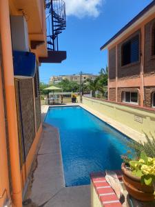 une piscine sur le côté d'un immeuble dans l'établissement Casitas Las Palmas - Coral de Mar, à Punta Mita