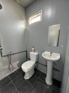 un baño con inodoro y lavabo en Cabin Staycation KLIA Sepang by AziziCameron, en Sepang