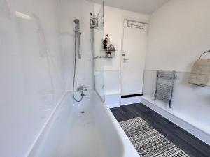 Bilik mandi di House 10 minutes from the Center