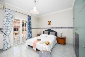 ein Schlafzimmer mit einem Bett und einem Tisch mit Hut darauf in der Unterkunft Villa Psaropouli in Dragotiná + 33 Fotos