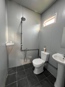 un baño con inodoro y lavabo en Cabin Staycation KLIA Sepang by AziziCameron, en Sepang 12 fotos más