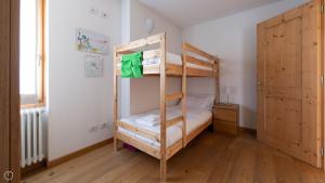 una camera con due letti a castello in una stanza di Italianway - Milano 35 a Bormio