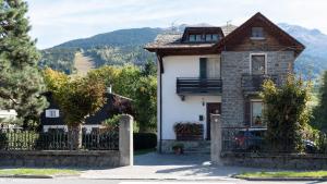 una casa con una recinzione davanti di Italianway - Milano 35 a Bormio Altre 48 foto