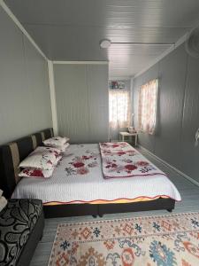 Un dormitorio con una cama grande en una habitación. en Cabin Staycation KLIA Sepang by AziziCameron, en Sepang