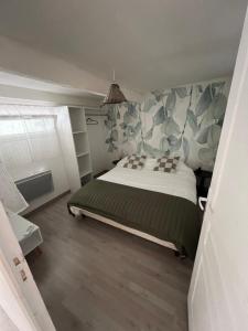 En eller flere senge i et værelse på Petite maison avec piscine le chêne vert