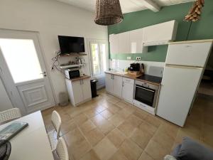 Køkken eller tekøkken på Petite maison avec piscine le chêne vert