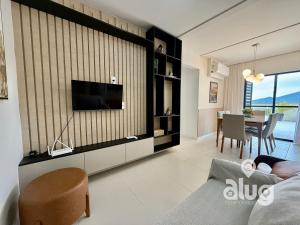 a living room with a tv and a couch and a table at S402T2 Vista Mar + Beto Carrero | Apto Super Amplo in Penha