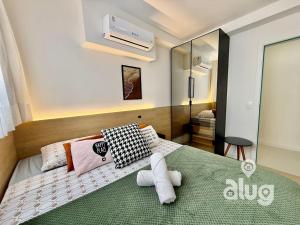 a bedroom with a bed with towels on it at S402T2 Vista Mar + Beto Carrero | Apto Super Amplo in Penha +62 photos