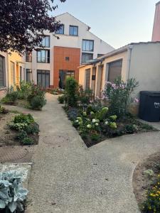サン・モール・デ・フォッセにあるCosy F2 à Saint Maur des Fossésの建物前花園