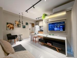 サン・ジョゼー・ド・リオ・プレトにあるCondomínio Residencial Unique Residence - São José do Rio Pretoの薄型テレビとソファのあるリビングルーム