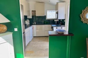 Una cocina o cocineta en Charming house with garden in Ars-en-Ré