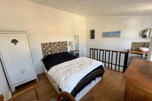 Una cama o camas en una habitación de Charming house with garden in Ars-en-Ré 8 fotos más