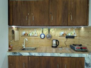 a kitchen with a sink and a counter top at Willow Stay Ella in Ella