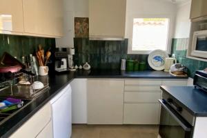 Una cocina o cocineta en Charming house with garden in Ars-en-Ré