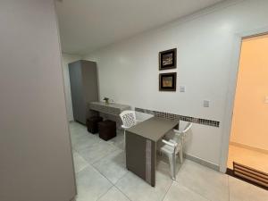 a bathroom with a desk and a sink in a room at Apartamento em Foz do Iguaçu, Ravello Residencial in Foz do Iguaçu +36 photos