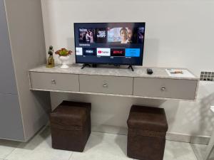 a tv on top of a dresser with a tv on it at Apartamento em Foz do Iguaçu, Ravello Residencial in Foz do Iguaçu