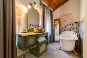 Un baño con bañera, lavabo y bañera. en Istrian House Casa Morosina by Istrabook, en Svetvinčenat 21 fotos más