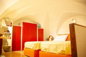 Schlafzimmer mit roten Schränken und einem Bett in der Unterkunft Agata 1913 in Galatina