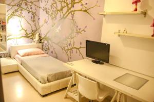 ein Zimmer mit einem Schreibtisch mit Computer und einem Bett in der Unterkunft Agata 1913 in Galatina