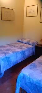 two beds sitting next to each other in a room at Appartamento al Borgo in Sorano