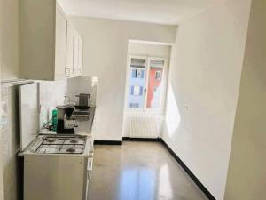 Η κουζίνα ή μικρή κουζίνα στο Spacious Flat next to Zurich HB Konrad Self Checkin