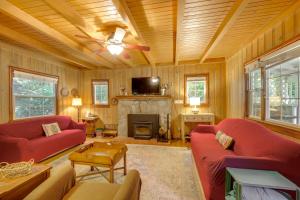 - un salon avec deux canapés rouges et une cheminée dans l'établissement Vintage Snow White Cottage about 2 Miles to Village!, à Lake Arrowhead