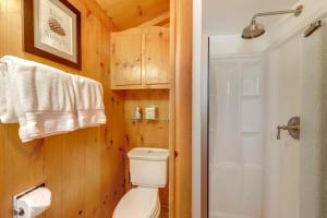une salle de bain avec toilettes et douche dans l'établissement Vintage Snow White Cottage about 2 Miles to Village!, à Lake Arrowhead 22 autres photos