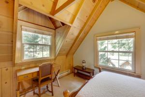 une chambre avec un lit et un bureau et deux fenêtres dans l'établissement Vintage Snow White Cottage about 2 Miles to Village!, à Lake Arrowhead