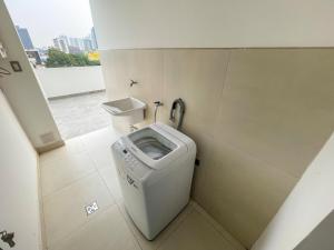 a small bathroom with a toilet in a room at Two-bedroom apartment in Santa Cruz de la Sierra