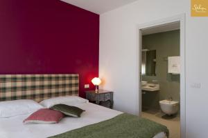Postel nebo postele na pokoji v ubytování Spluga Sosta & Hotel + 37 fotografií